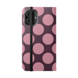 Cover portafoglio in pelle vegana per iPhone 16 Plus – Design a pois Polka Dot rosa prugna